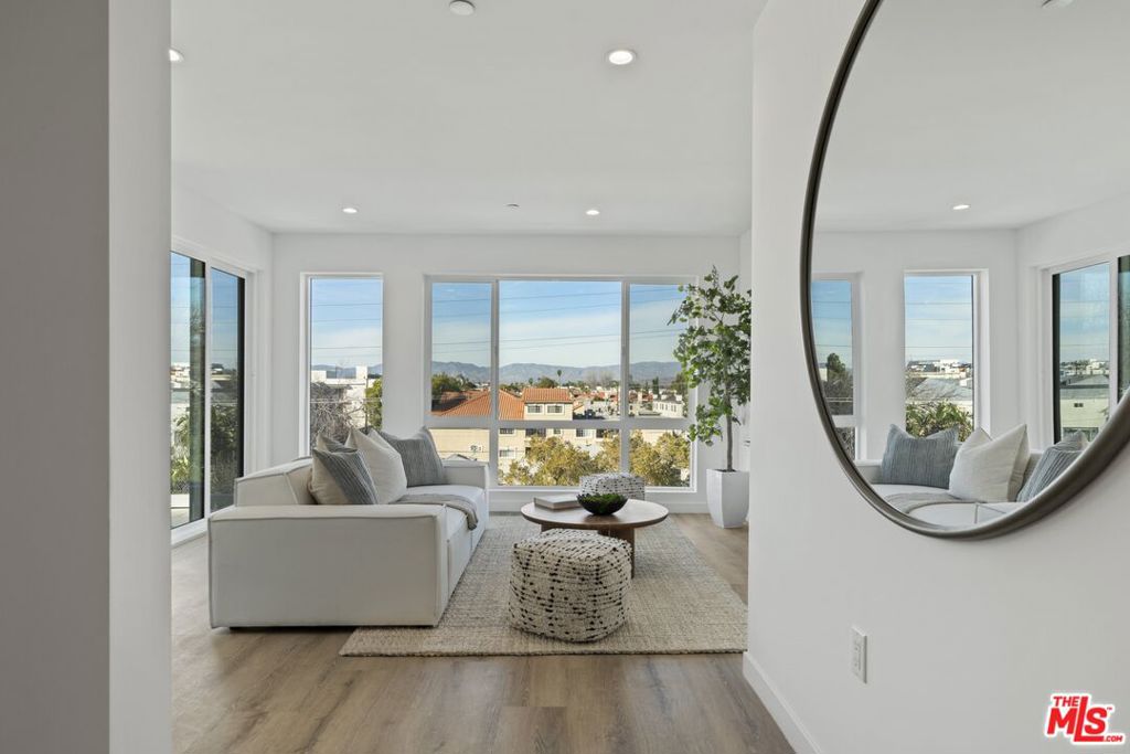 10918 Camarillo Street #301