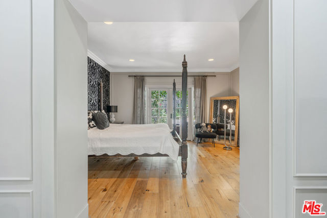809 S Muirfield Road, Los Angeles CA: https://media.crmls.org/mediaz/c2c8da1e-8a72-4087-a3ad-1824689aa7ab.jpg