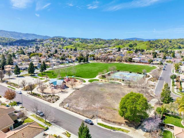 9642 Eagle Hills Way, Gilroy CA: https://media.crmls.org/mediaz/c2c8f6ad-afe1-4b3b-907f-a9e42a37e25e.jpg