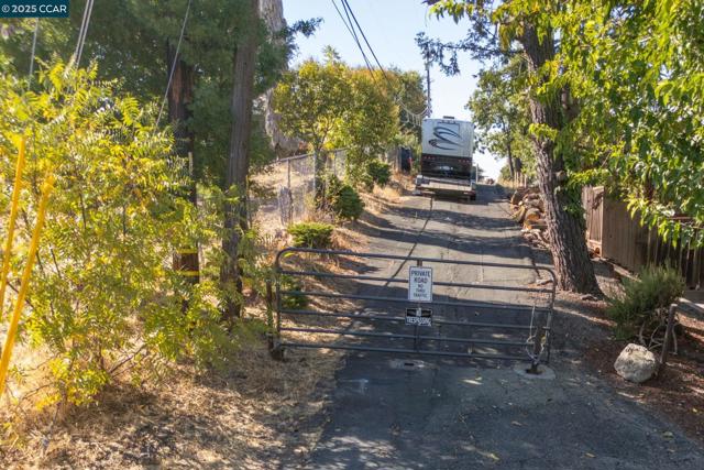 1051 Tilley Cir, Concord CA: https://media.crmls.org/mediaz/c2c9ed7a-641d-4052-9887-bdc31b9b5a1c.jpg