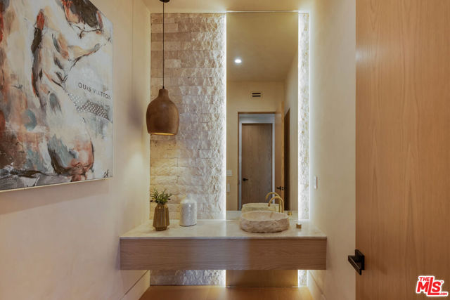 4029 East Boulevard, Los Angeles CA: https://media.crmls.org/mediaz/c2cac01a-c045-4bf7-a0ad-6e30400a0b4b.jpg