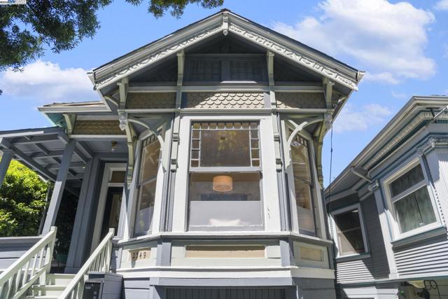 2349 Waverly St, Oakland CA: https://media.crmls.org/mediaz/c2cba675-fbd4-49ed-a245-23c0bbad5d9f.jpg