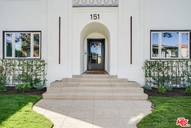 151 N Swall Drive, Beverly Hills CA: https://media.crmls.org/mediaz/c2cbdaba-11f9-4a5c-84a4-1d0b6a60d0d5.jpg