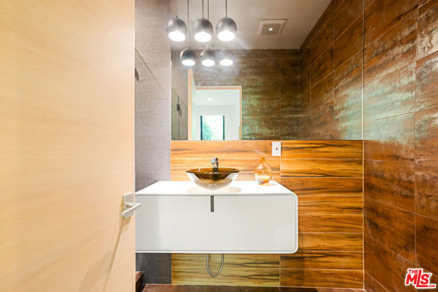 619 N Harper Avenue, Los Angeles CA: https://media.crmls.org/mediaz/c2cc1b4c-5e93-4ac4-8642-d3771cf15101.jpg