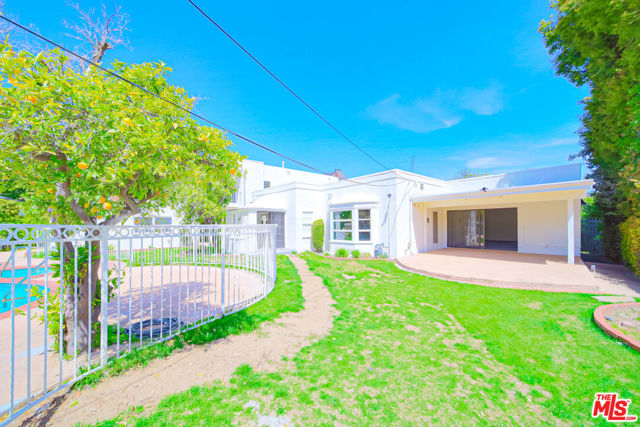 525 N Rexford Drive, Beverly Hills CA: https://media.crmls.org/mediaz/c2cd5448-2bf6-4b52-b7cd-f8f7c471e9e9.jpg