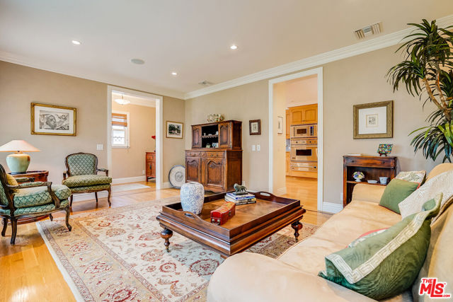 4246 STERN Avenue photo 4