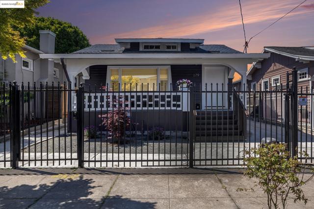 879 45Th St, Oakland CA: https://media.crmls.org/mediaz/c2cdc593-81f7-465e-9a64-ed69fb49ace5.jpg