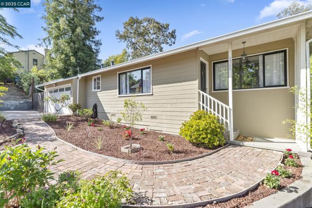 3348 Betty Ln, Lafayette CA: https://media.crmls.org/mediaz/c2cdc7d1-125d-4a5d-9472-2a7fb16b4287.jpg