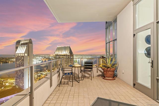 550 Front St, San Diego CA: https://media.crmls.org/mediaz/c2cf7189-de4e-45db-91cf-d82175e77aad.jpg