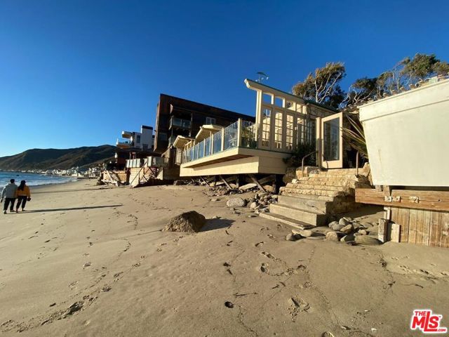 18842 Topanga Beach Drive, Malibu CA: https://media.crmls.org/mediaz/c2d018c3-445c-4f9d-8d70-5368d122c7e8.jpg