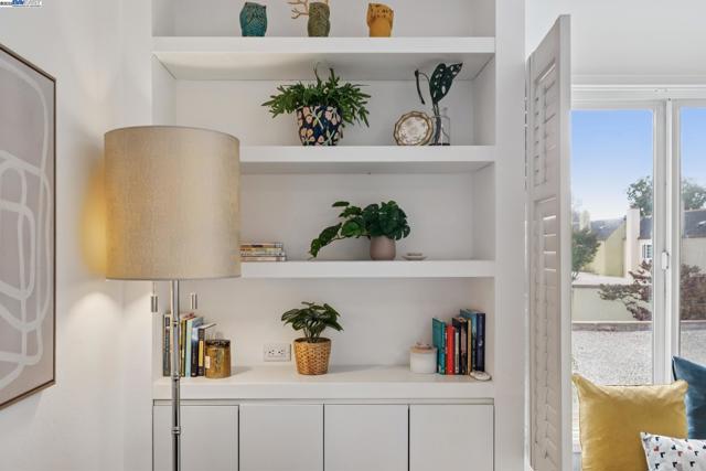 3109 La Campania, Alameda CA: https://media.crmls.org/mediaz/c2d03f9b-f1be-4e0c-8c0b-26c8d71eab2e.jpg