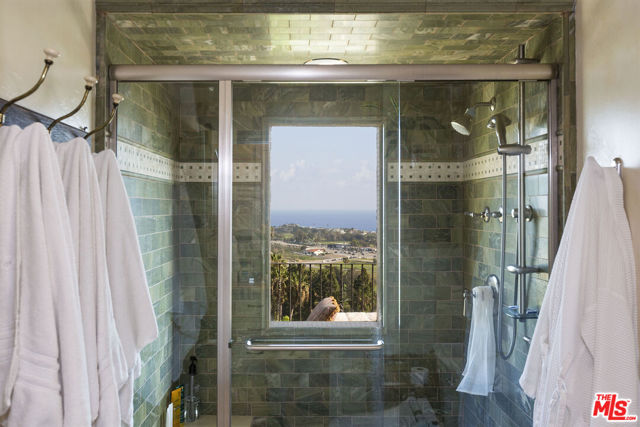 3504 Coast View Drive, Malibu CA: https://media.crmls.org/mediaz/c2d10df0-4d6d-4c16-8095-e7957535f4dc.jpg