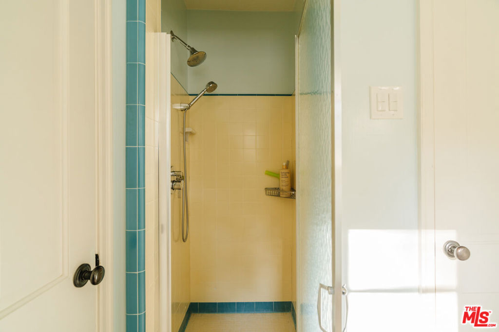 https://media.crmls.org/mediaz/c2d24aa0-dde0-42ae-b8a5-9f4d78d71af7.jpg?preset=X-Large
