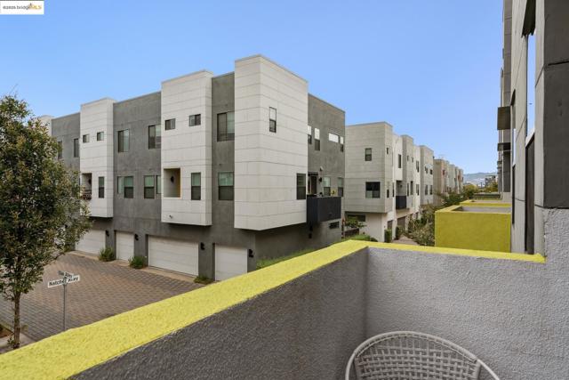 1405 Wood Street, Oakland CA: https://media.crmls.org/mediaz/c2d3296e-ee2d-4137-8dfd-cfa6dbc4928b.jpg
