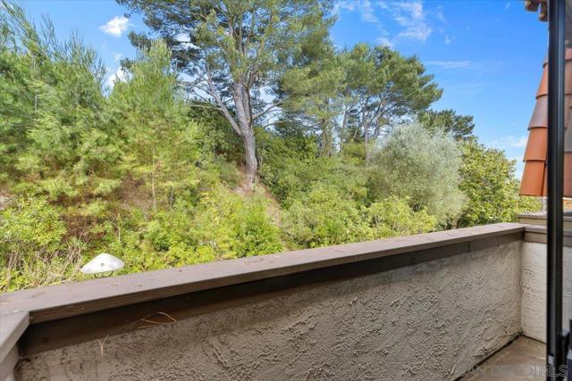 28125 Ridgecove Ct S, Rancho Palos Verdes CA: https://media.crmls.org/mediaz/c2d32f15-8338-4fb4-a1b4-7aa297c2e4f9.jpg