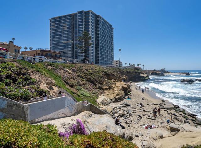 939 Coast Blvd, La Jolla CA: https://media.crmls.org/mediaz/c2d4e011-069a-480a-817c-c12ac9c3bacb.jpg