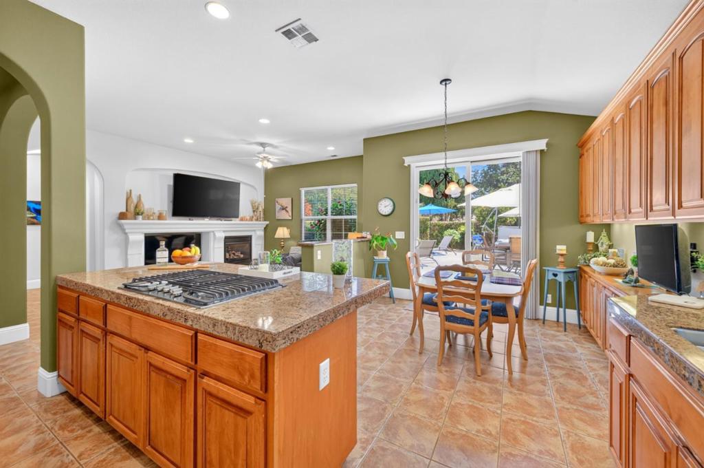 https://media.crmls.org/mediaz/c2d56514-82bb-4690-9457-55984bc65def.jpg?preset=X-Large
