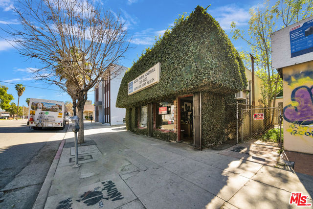 11352 VENTURA Boulevard photo 3