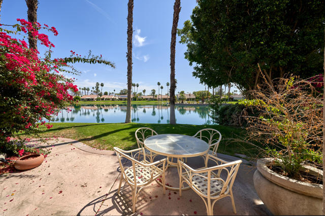 10317 Sunningdale Drive, Rancho Mirage CA: https://media.crmls.org/mediaz/c2d76e31-fc56-4639-bc41-56df19ad9f9c.jpg