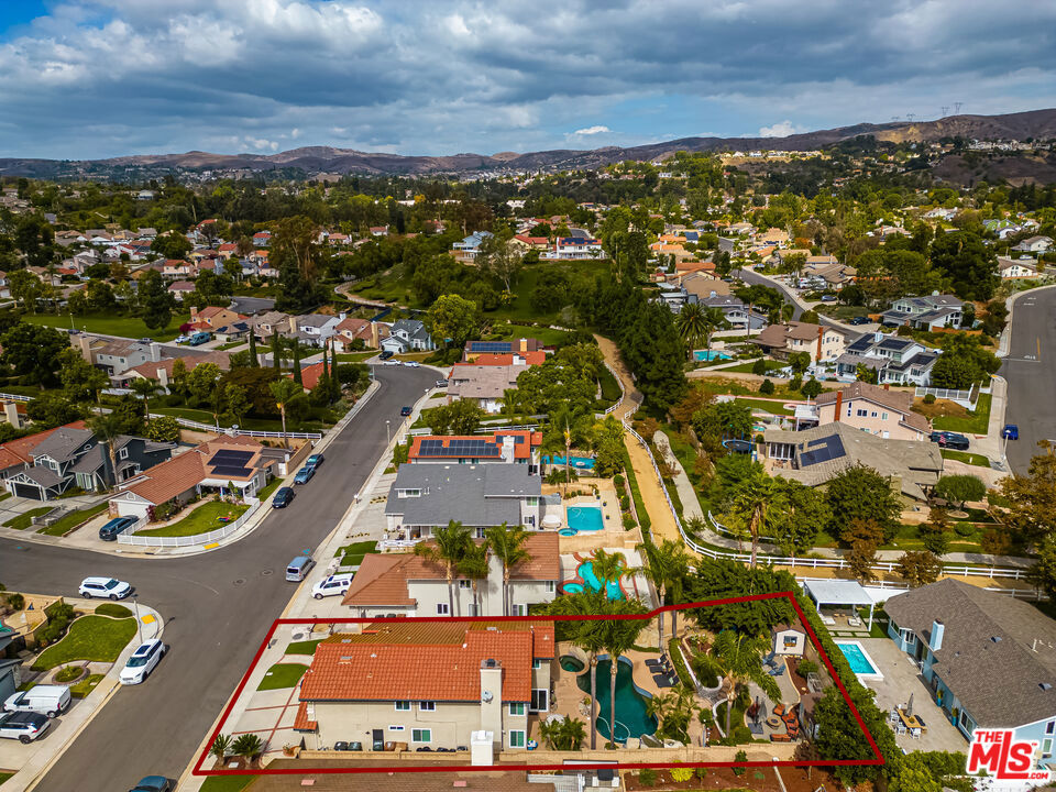 https://media.crmls.org/mediaz/c2d8db91-e470-4c03-800c-a71725487a2c.jpg?preset=X-Large