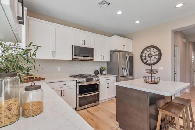 1153 Coyote Peak Way, Hollister CA: https://media.crmls.org/mediaz/c2da57ff-fdd3-4f47-bbbc-2bef4f13630a.jpg
