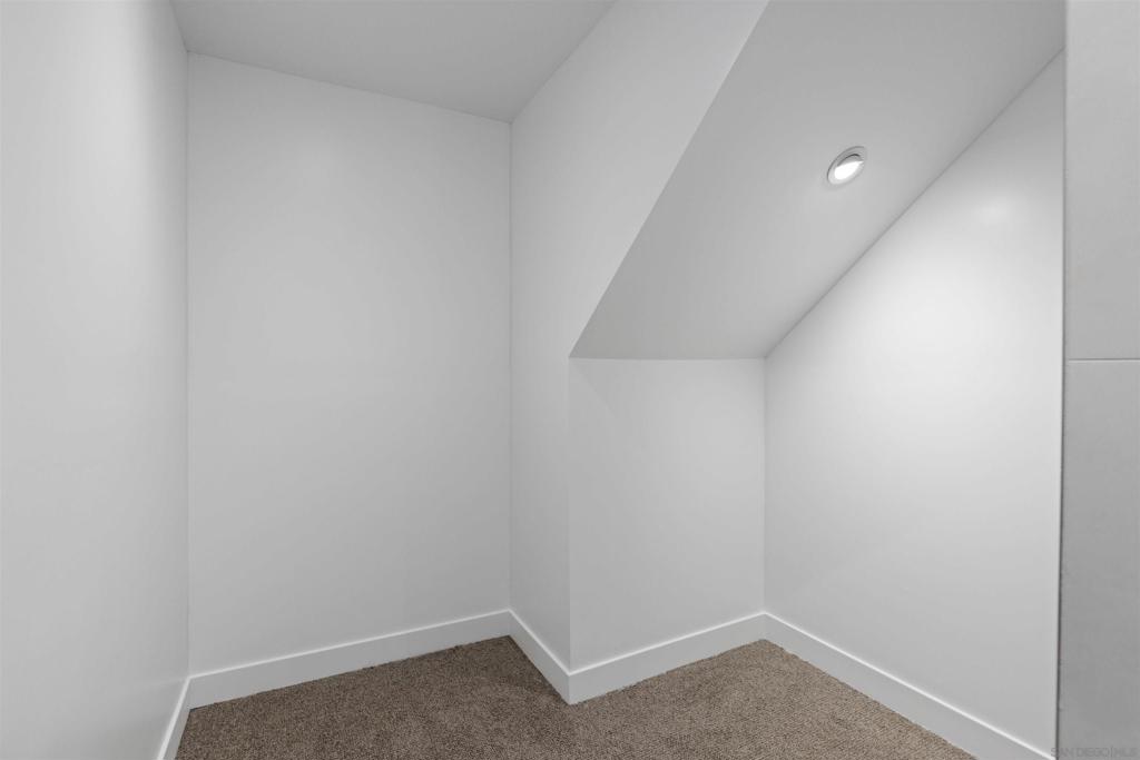 https://media.crmls.org/mediaz/c2daaa2c-c2d5-4a99-88de-56e1d7702b14.jpg?preset=X-Large