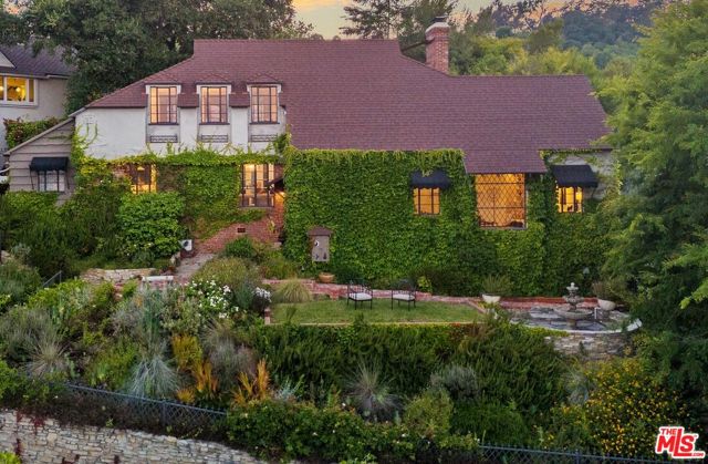 3827 Carnavon Way, Los Angeles CA: https://media.crmls.org/mediaz/c2db2cce-7a18-4c58-a296-e71d51f4ecc0.jpg