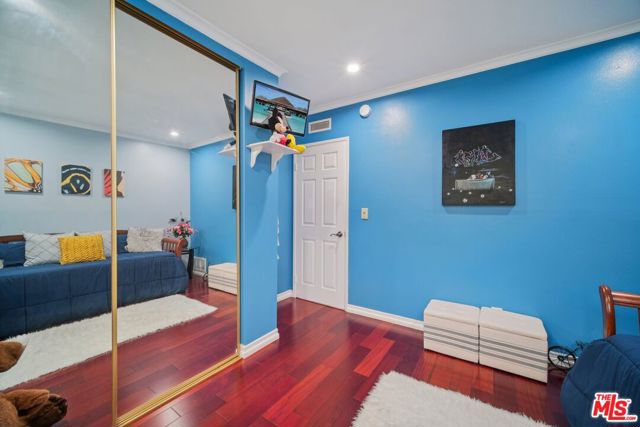 9520 Via Tivoli, Burbank CA: https://media.crmls.org/mediaz/c2db6c27-eb82-4cdd-ba7a-9cac31731c94.jpg