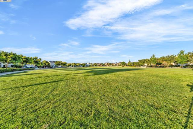 2305 Augusta Ave, Tracy CA: https://media.crmls.org/mediaz/c2dc5ddc-023c-4aed-b0fd-645203a9cf38.jpg