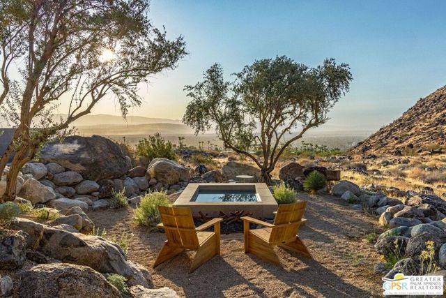 2215 Vista Distancia Court, Palm Springs, CA 92262
