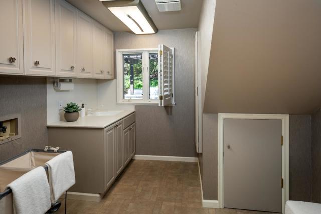 13801 Templeton Place, Los Altos CA: https://media.crmls.org/mediaz/c2ddfc7e-3ac6-4f41-bfe5-3a59bfb134dc.jpg