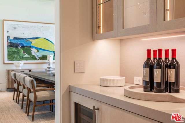 455 N Palm Drive, Beverly Hills CA: https://media.crmls.org/mediaz/c2de538f-2a55-4907-b7f6-7f0e7387a2fa.jpg