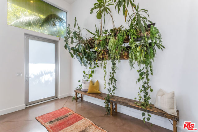 2336 Boone Avenue, Venice CA: https://media.crmls.org/mediaz/c2dea57a-5fe7-43d7-a4c9-e8543ab18c8a.jpg