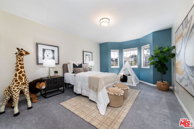 850 N Kenwood Street, Burbank CA: https://media.crmls.org/mediaz/c2df0d30-5a25-4a74-8936-10143c5168e5.jpg