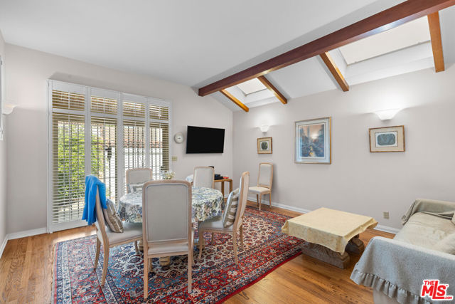 252 S Maple, Beverly Hills CA: https://media.crmls.org/mediaz/c2e01ec8-6c72-43e7-8831-eb59e94e6169.jpg