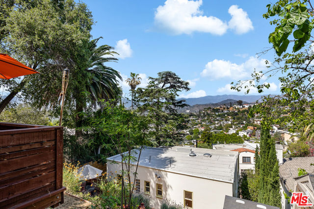 1355 Columbia Drive, Glendale CA: https://media.crmls.org/mediaz/c2e051cd-4555-4bca-922b-9d433592567b.jpg