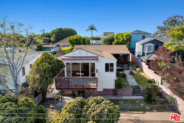 711 Pier Avenue, Santa Monica CA: https://media.crmls.org/mediaz/c2e07b27-d153-4bd0-b26d-4233c4dd55e7.jpg