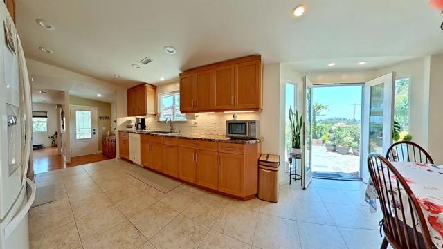 Detail Gallery Image 5 of 27 For 1150 Marine View Dr, Vista,  CA 92081 - 3 Beds | 3/1 Baths