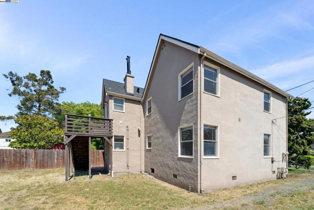 2200 Peach St, Pinole CA: https://media.crmls.org/mediaz/c2e253d8-28b3-4567-a612-be0f5fe096e5.jpg