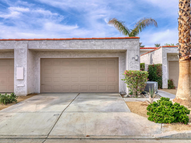 171 Winterhaven Circle, Palm Desert CA: https://media.crmls.org/mediaz/c2e261c5-1cc1-4af6-88bd-8edcf1ea1832.jpg