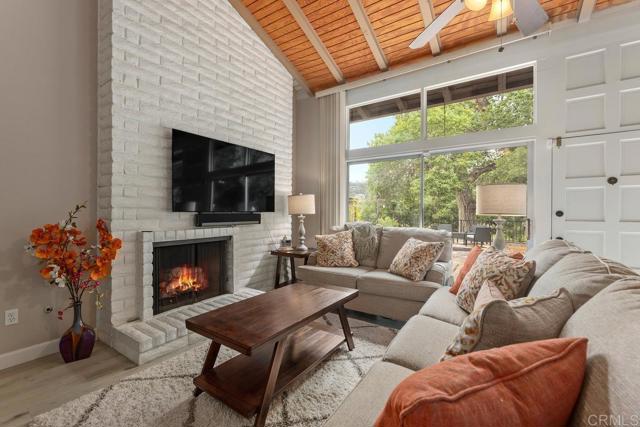 3404 Oak Cliff Dr, Fallbrook CA: https://media.crmls.org/mediaz/c2e288f4-472a-4801-bb96-b511f47f1f30.jpg