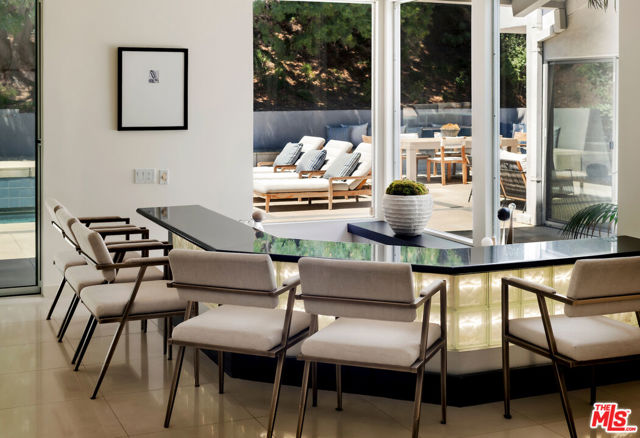 811 N Hillcrest Road, Beverly Hills CA: https://media.crmls.org/mediaz/c2e29f6c-c4a0-46e0-91a6-7140eca8f531.jpg