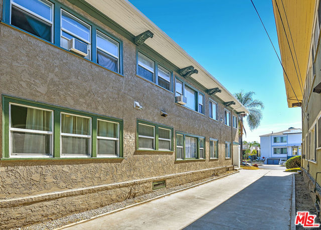 2945 Van Buren Place, Los Angeles CA: https://media.crmls.org/mediaz/c2e3abe8-209c-434b-b2a2-96dd227c246e.jpg