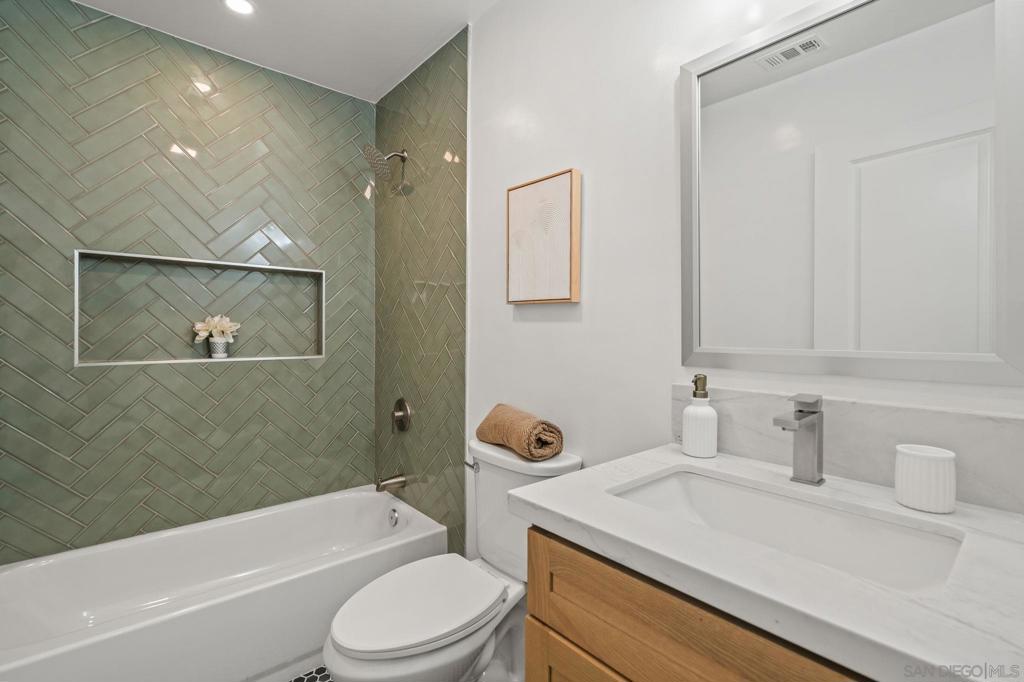 MLS #250045026SD image #17