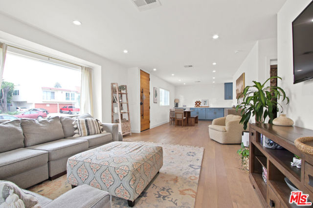 4130 Mclaughlin Avenue, Culver City CA: https://media.crmls.org/mediaz/c2e4bb67-9e8e-4dd5-9e1f-097fc314d98c.jpg