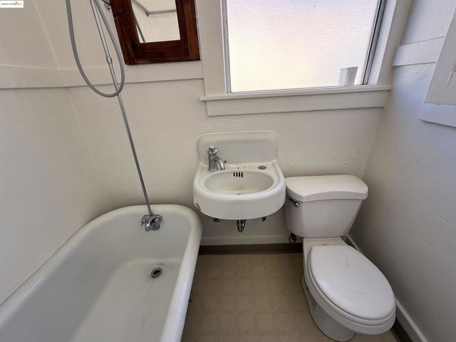 3999 Clarke, Oakland CA: https://media.crmls.org/mediaz/c2e50818-e15e-4a45-af64-742f7171ce4c.jpg