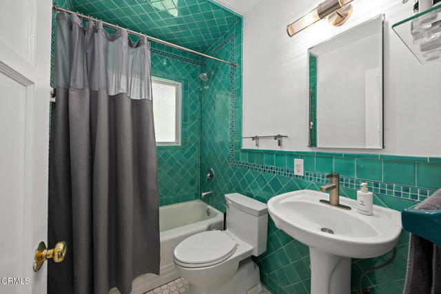10316 Newhome Avenue, Sunland CA: https://media.crmls.org/mediaz/c2e54ef0-f565-469f-90bd-396bbf05db2f.jpg
