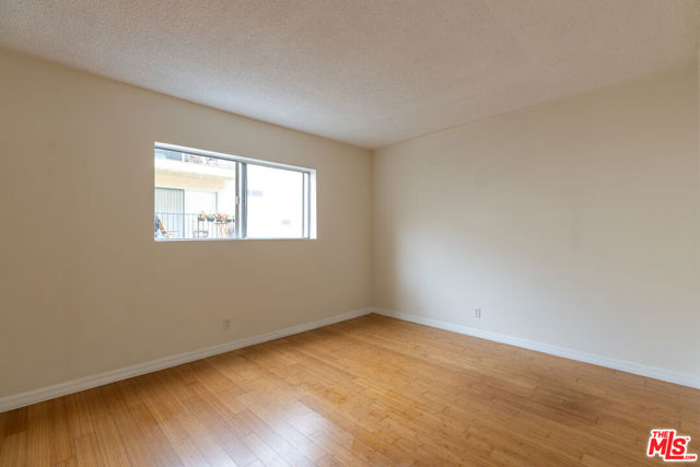 1033 6TH Street, Santa Monica CA: https://media.crmls.org/mediaz/c2e57cf6-e3ac-42f0-ae4b-dea6b5637694.jpg