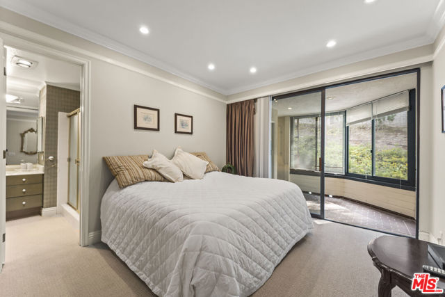 4752 Park Encino Lane, Encino CA: https://media.crmls.org/mediaz/c2e5b8cd-5c01-4ecb-85f6-1824c2935d07.jpg