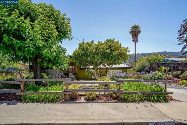 2835 Stephen Dr, Richmond CA: https://media.crmls.org/mediaz/c2e637ff-200d-4285-b9a0-548b9a78050b.jpg